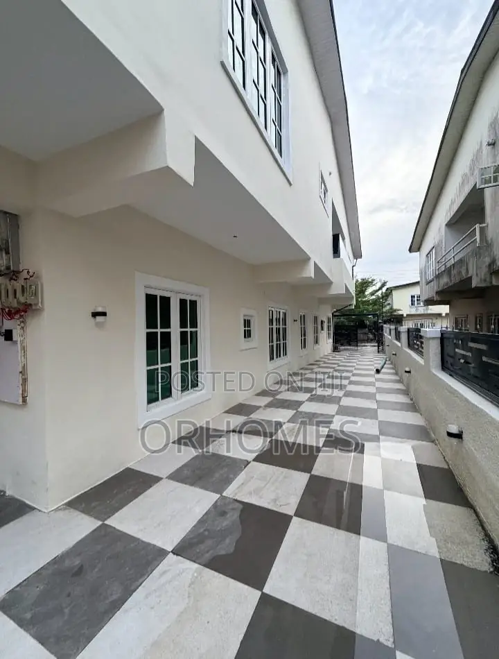 Furnished 4bdrm Duplex in Lekki Gardens for sale