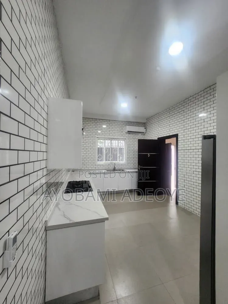 2bdrm Apartment in Oroke Drive, Old Ikoyi for rent
