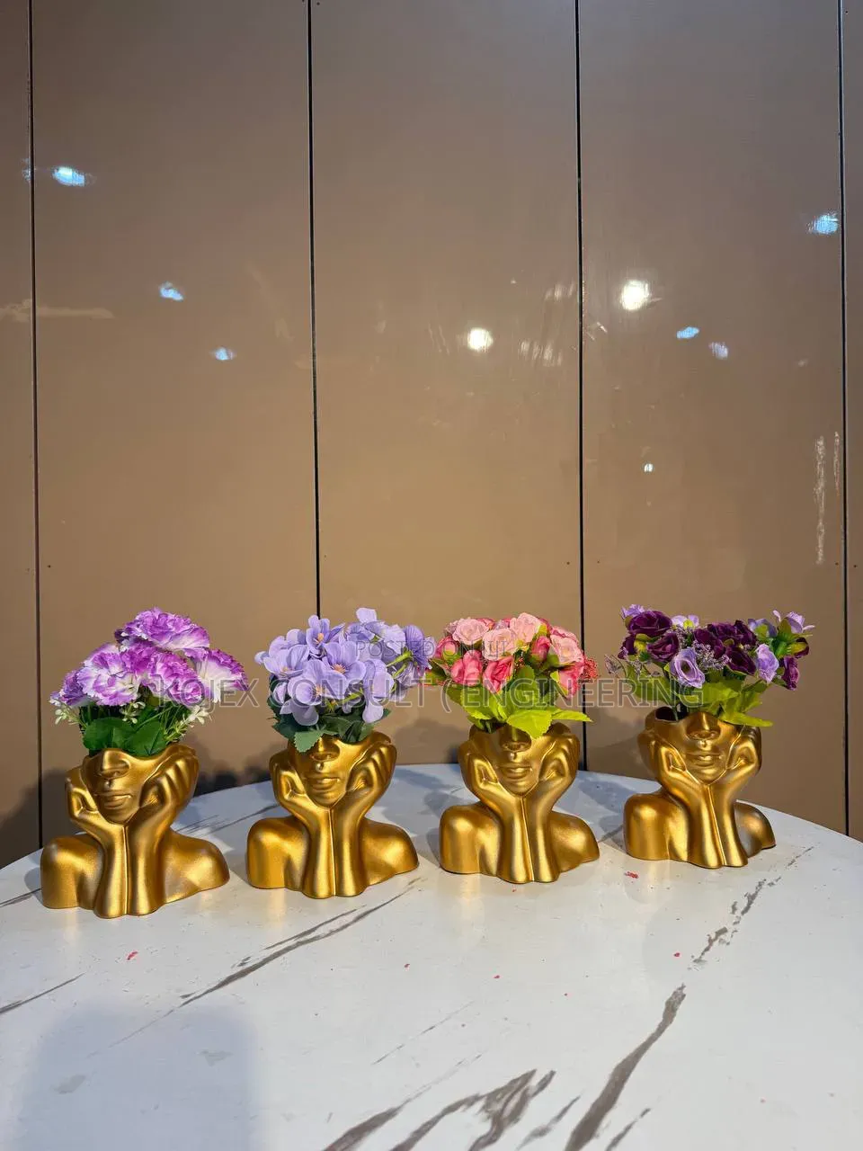 Mini Sculpture You Can Pair With Flower of Choic