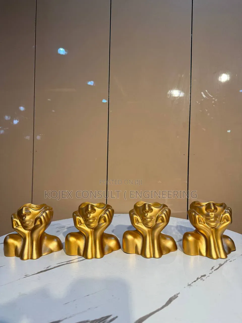 Mini Sculpture You Can Pair With Flower of Choic