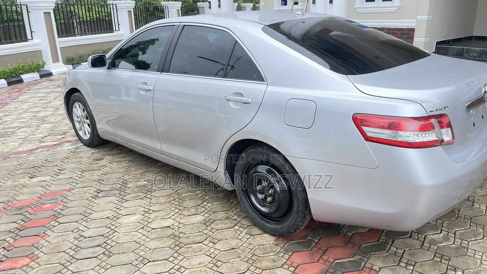 Toyota Camry XLE V6 4dr Sedan (3.5L 6cyl 6A) 2011 Silver