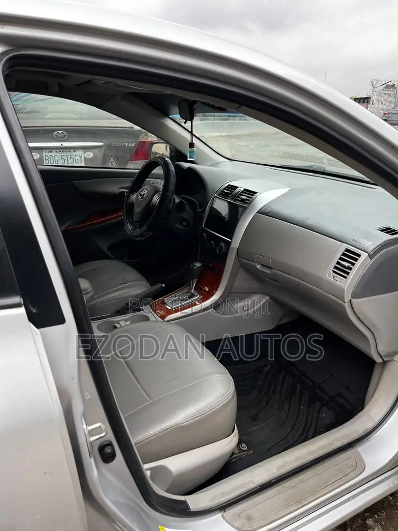 Toyota Corolla 2010 Silver