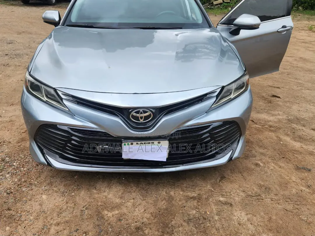 Toyota Camry 2018 Silver