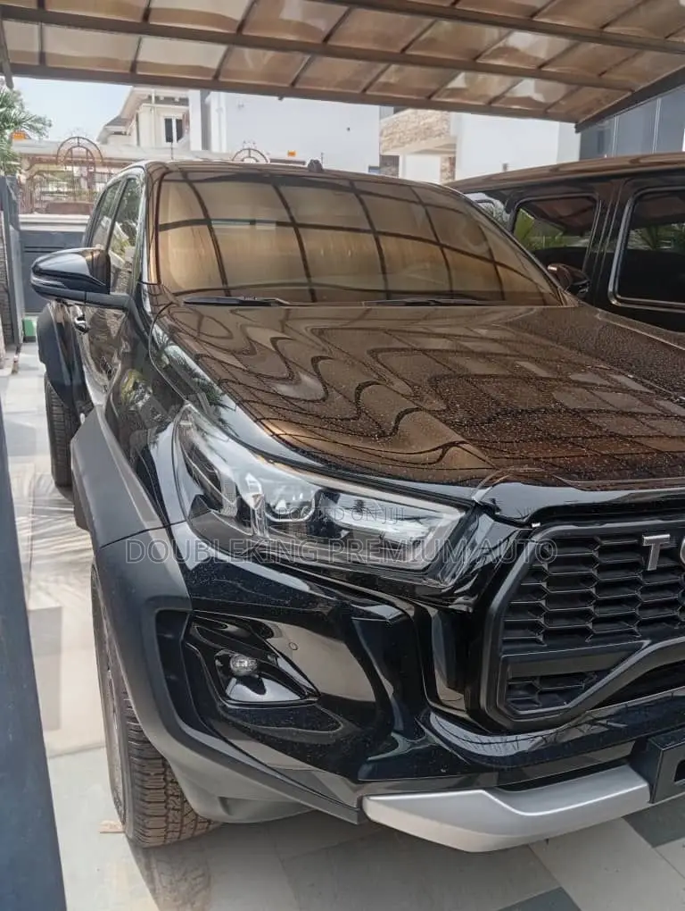 New Toyota Hilux 2025 Black