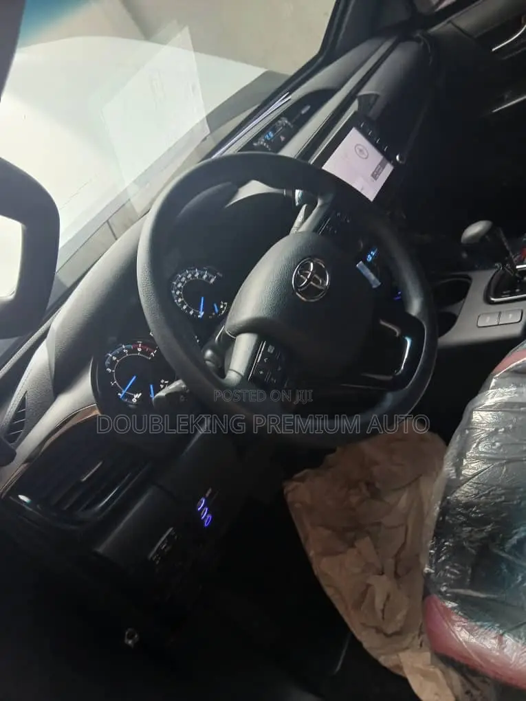 New Toyota Hilux 2025 Black