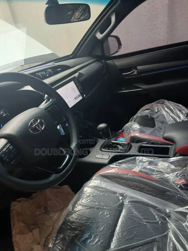 New Toyota Hilux 2025 Black