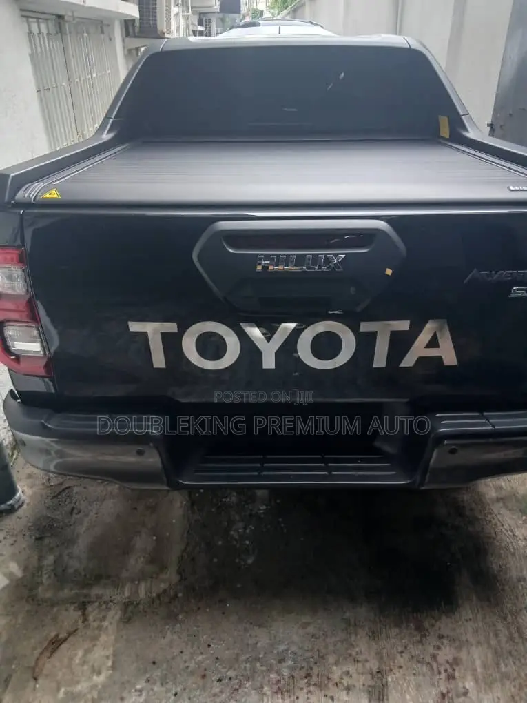 New Toyota Hilux 2025 Black