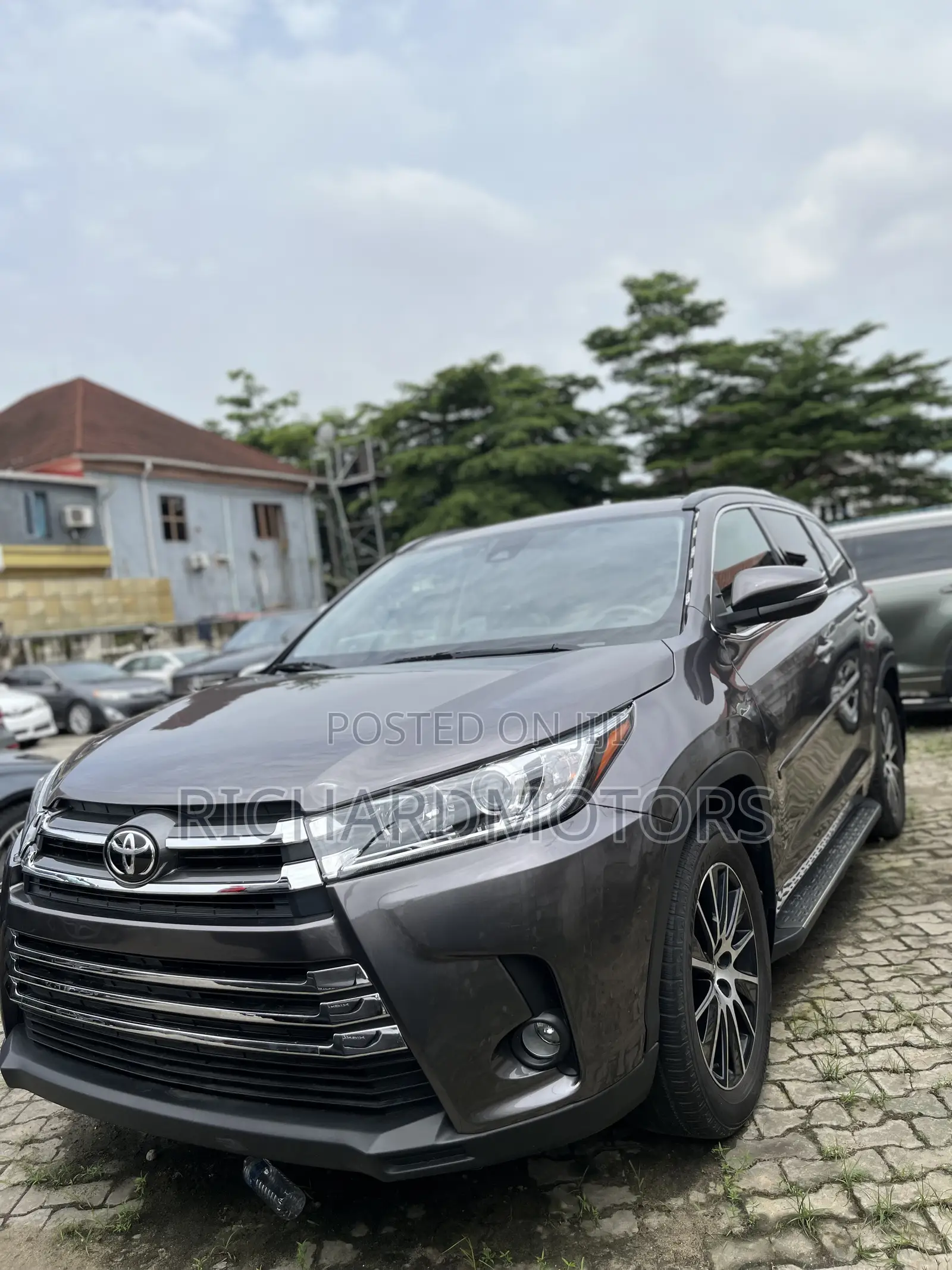 Toyota Highlander SE 4x4 V6 (3.5L 6cyl 8A) 2017 Brown