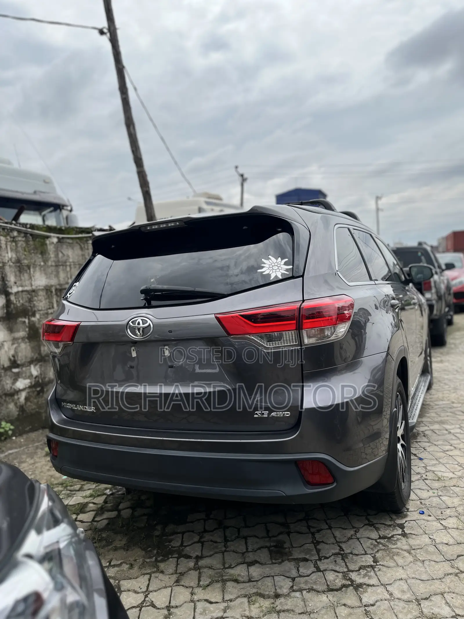 Toyota Highlander SE 4x4 V6 (3.5L 6cyl 8A) 2018 Brown