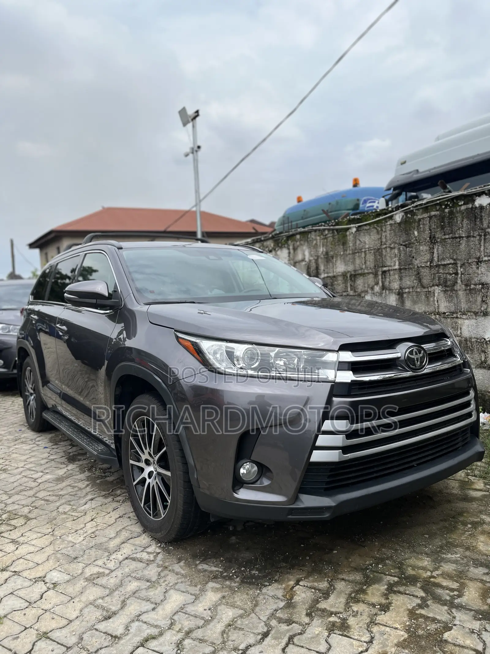 Toyota Highlander SE 4x4 V6 (3.5L 6cyl 8A) 2018 Brown