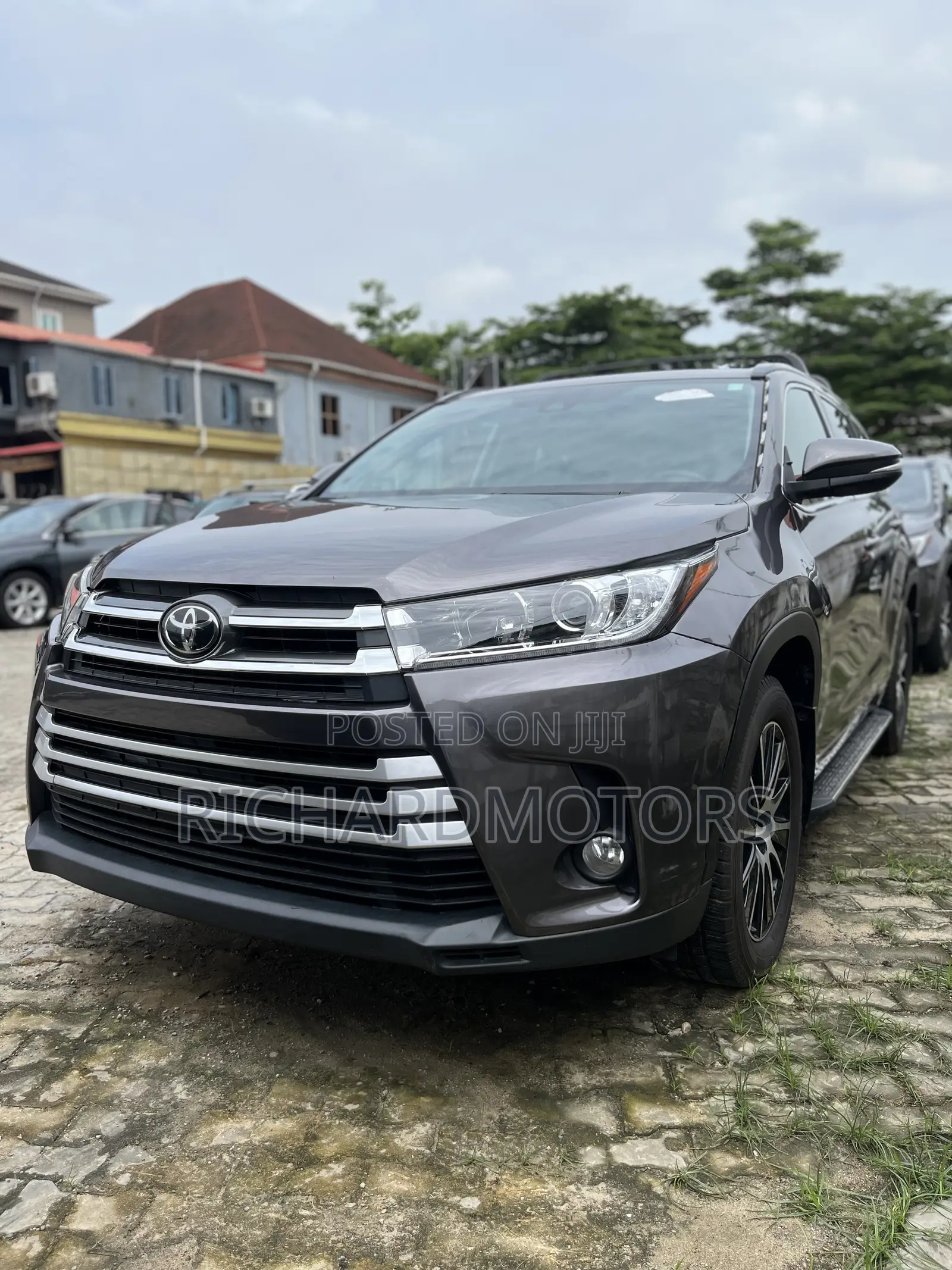 Toyota Highlander SE 4x4 V6 (3.5L 6cyl 8A) 2018 Brown