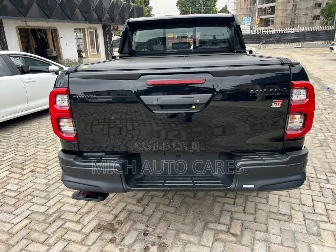 Toyota Hilux 2025 Black