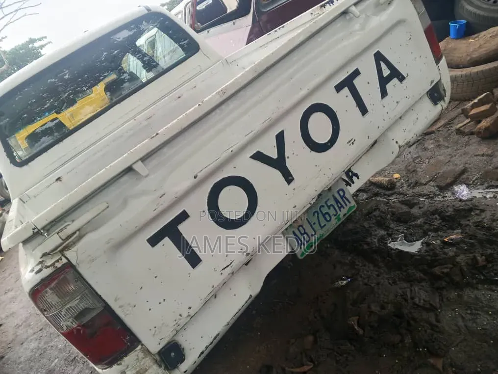 Toyota Hilux 2003 White