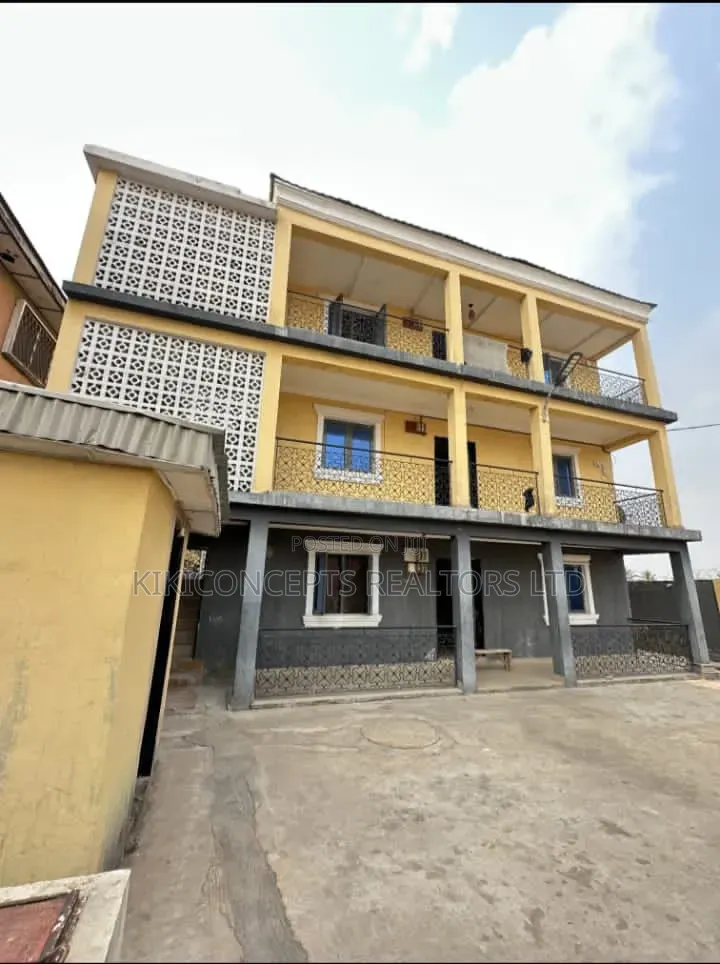 18bdrm Block of Flats in Ajibade Area, Ibadan for sale