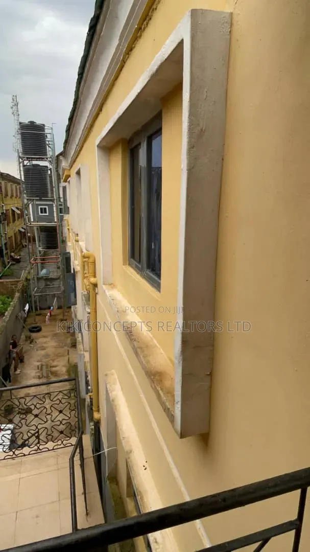 18bdrm Block of Flats in Ajibade Area, Ibadan for sale