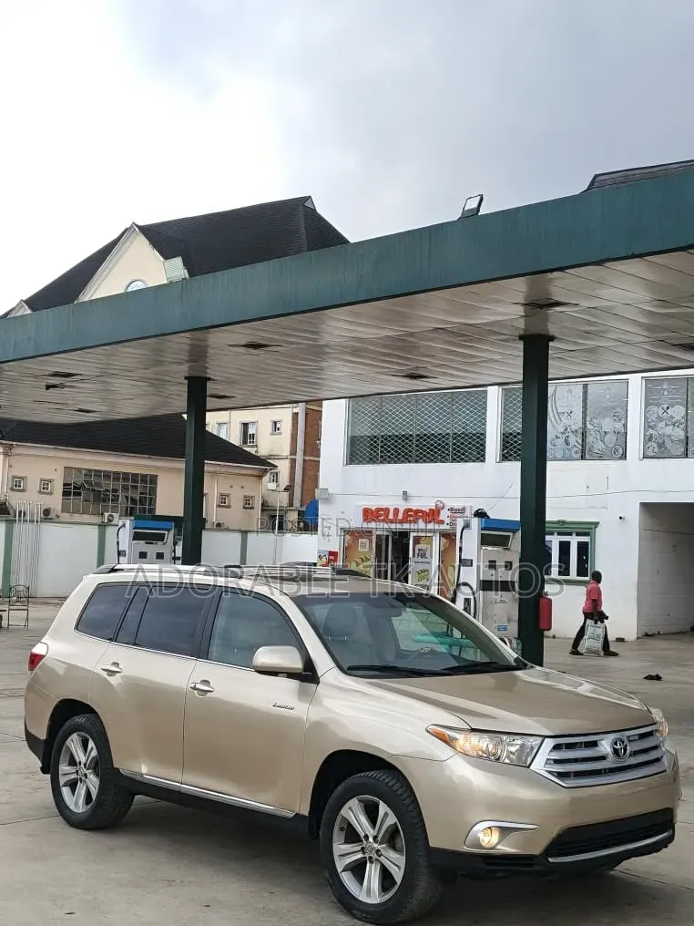 Toyota Highlander Limited 3.5l 4WD 2013 Gold