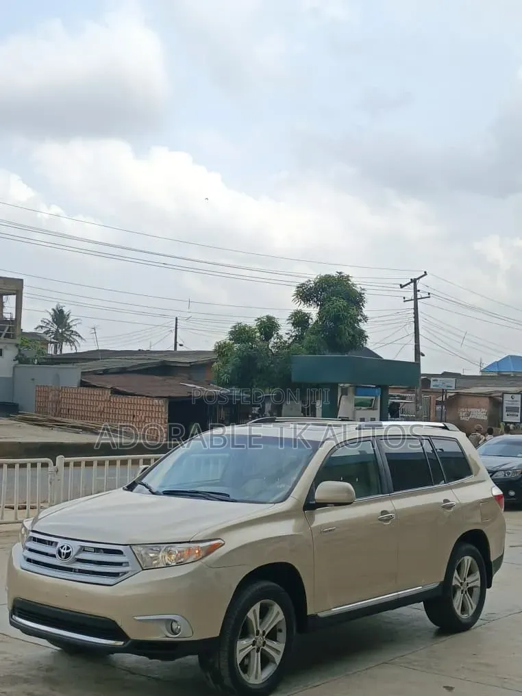 Toyota Highlander Limited 3.5l 4WD 2013 Gold