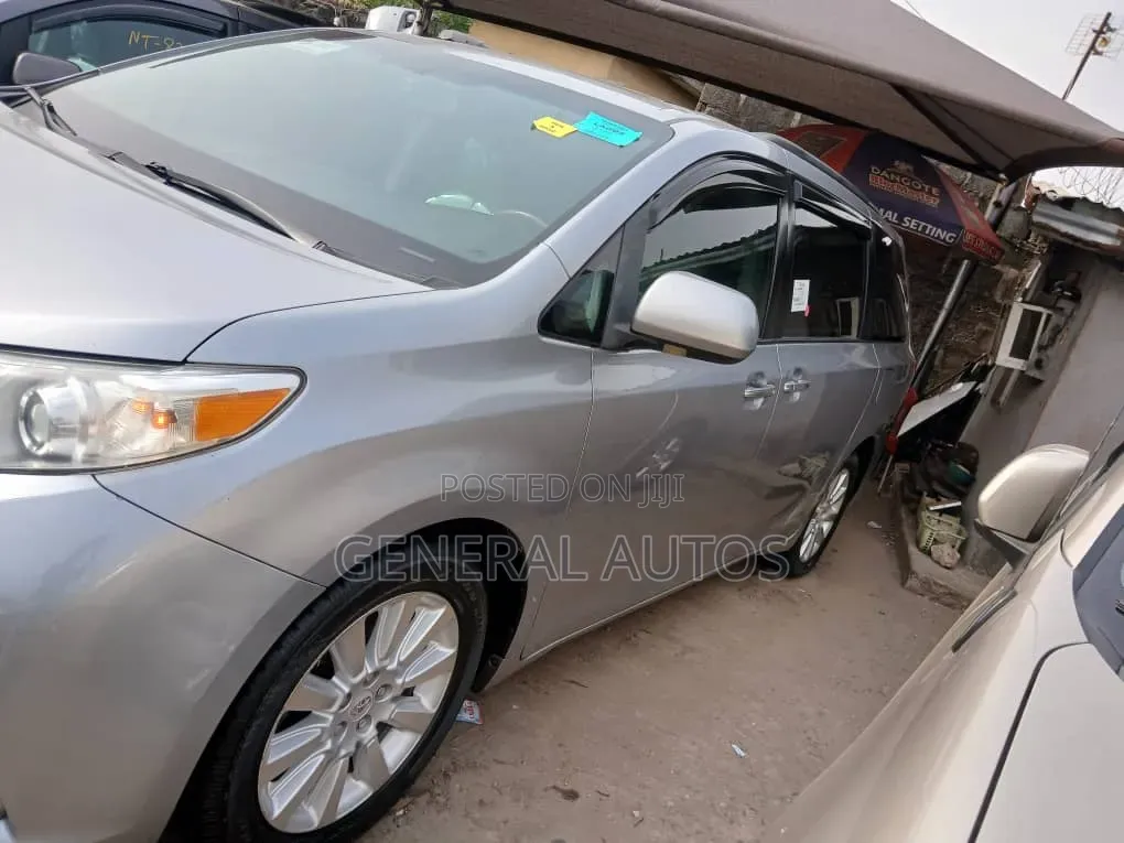 Toyota Sienna 2013 Silver