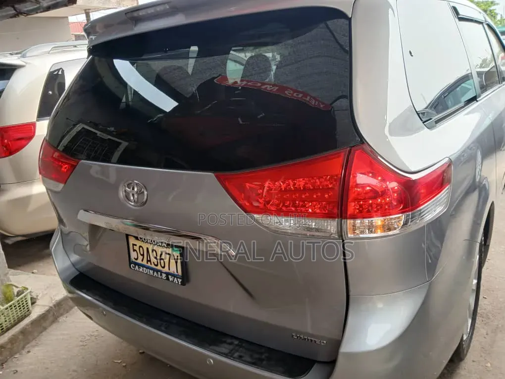 Toyota Sienna 2013 Silver