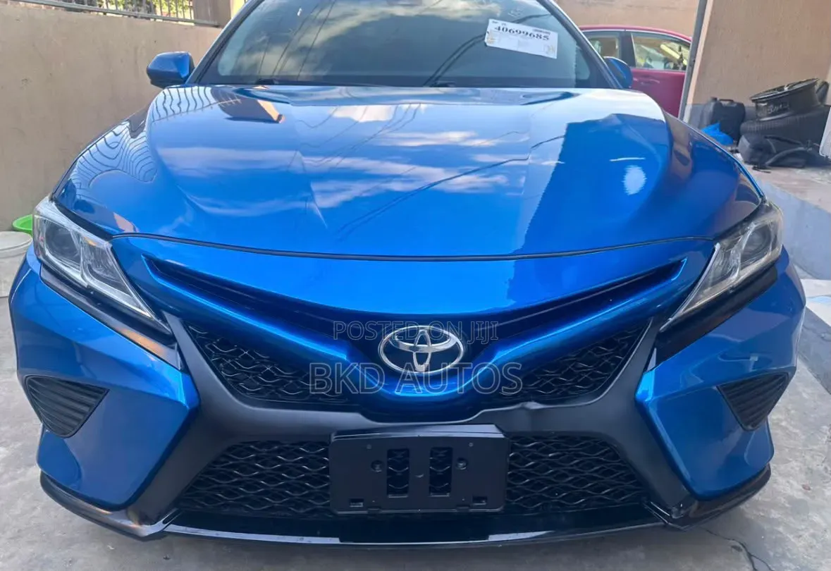 Toyota Camry SE FWD (2.5L 4cyl 8AM) 2018 Blue