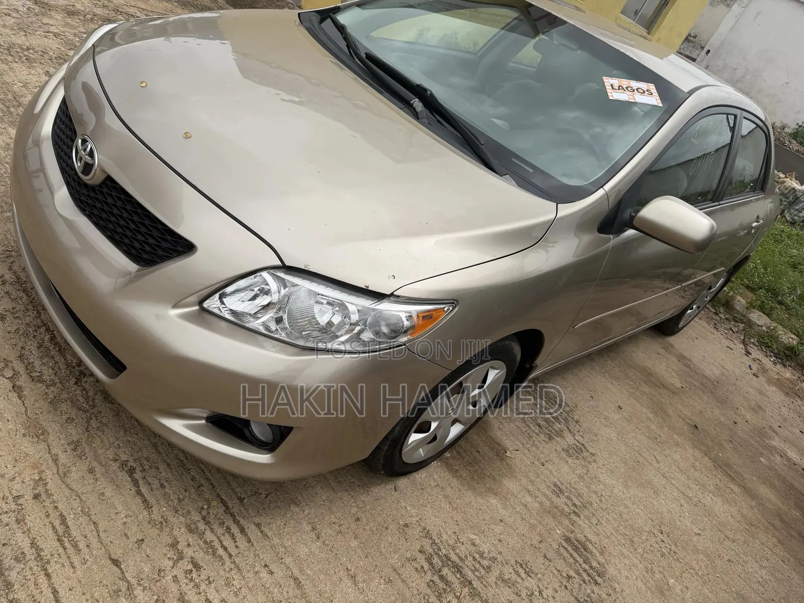 Toyota Corolla LE 4dr Sedan (1.8L 4cyl 4A) 2010 Gold