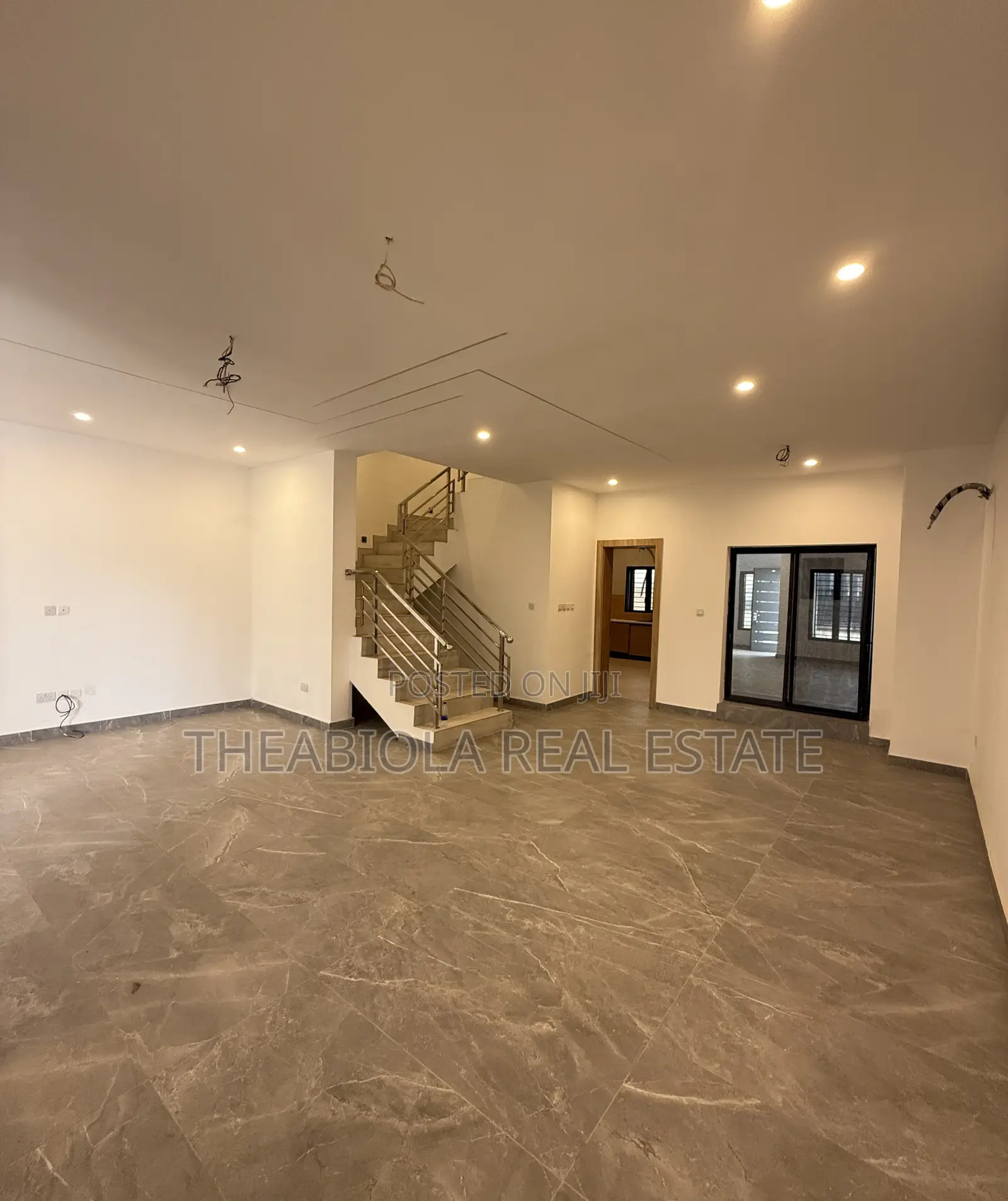 5bdrm Townhouse/Terrace in Lifecamp, Abuja for sale