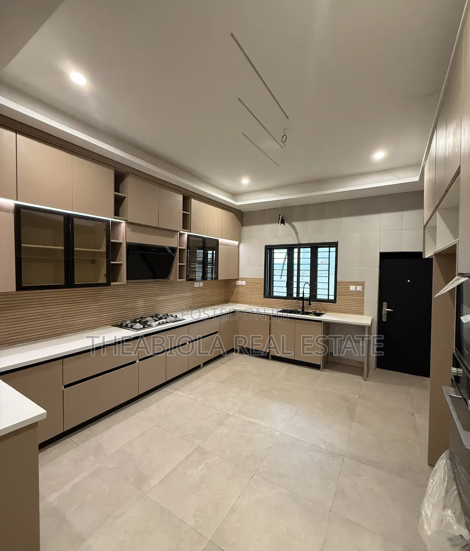 5bdrm Townhouse/Terrace in Lifecamp, Abuja for sale