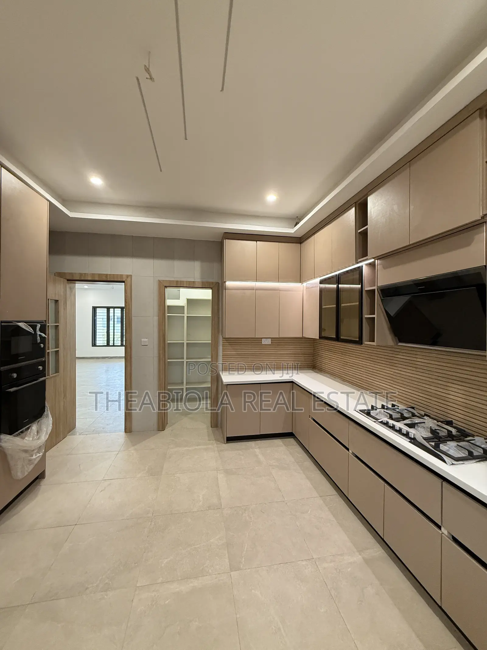 5bdrm Townhouse/Terrace in Lifecamp, Abuja for sale