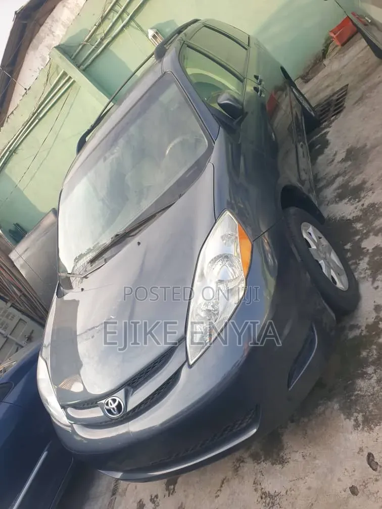 Toyota Sienna 2009 Gray