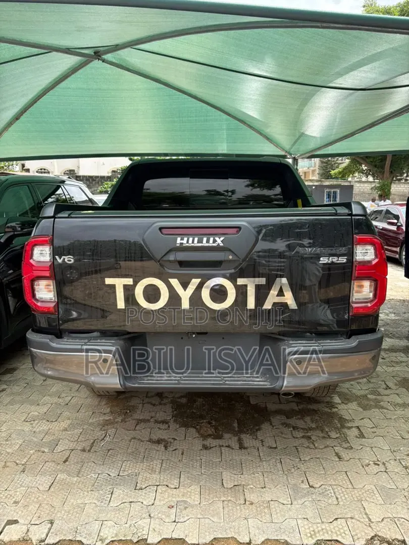 New Toyota Hilux 2025 Black