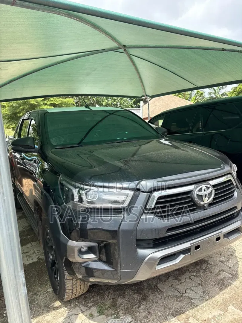 New Toyota Hilux 2025 Black