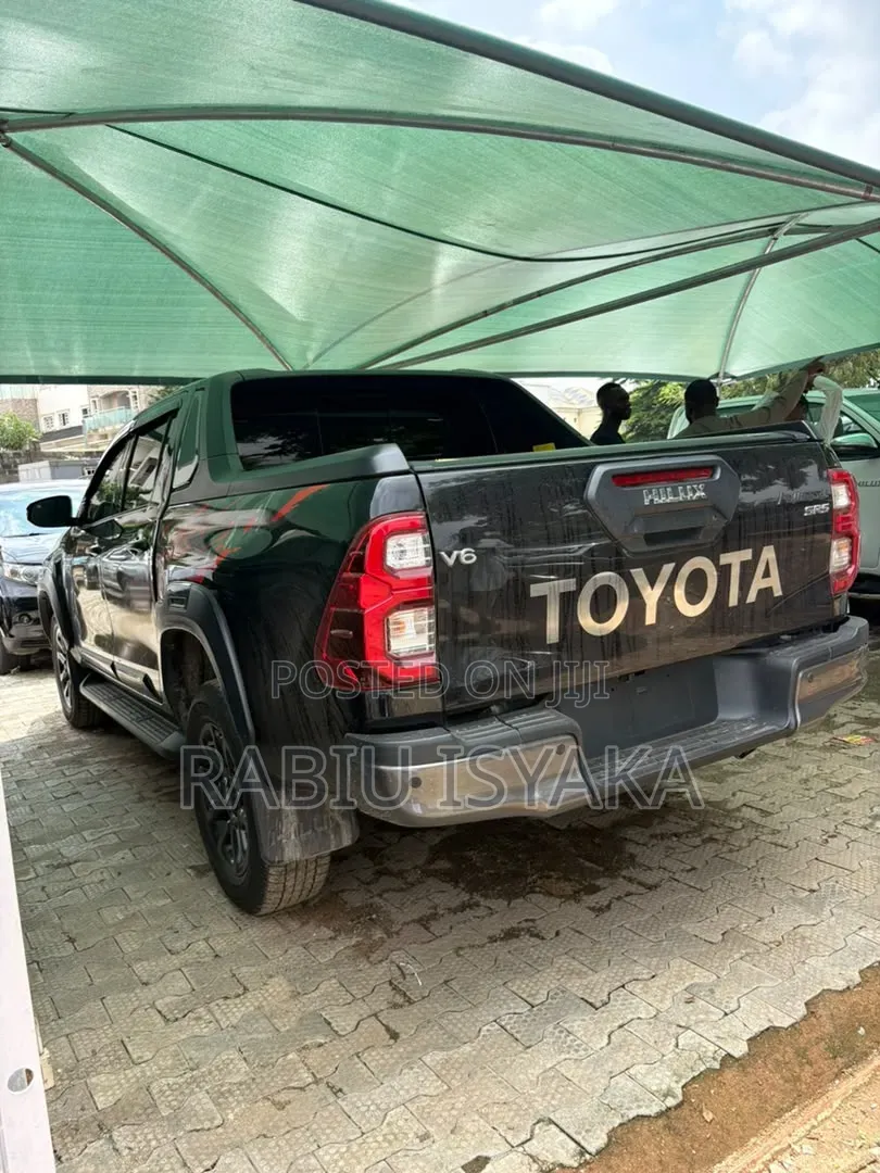 New Toyota Hilux 2025 Black