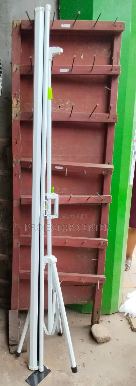 72 X 72 Tripod Projector Screen (Used)