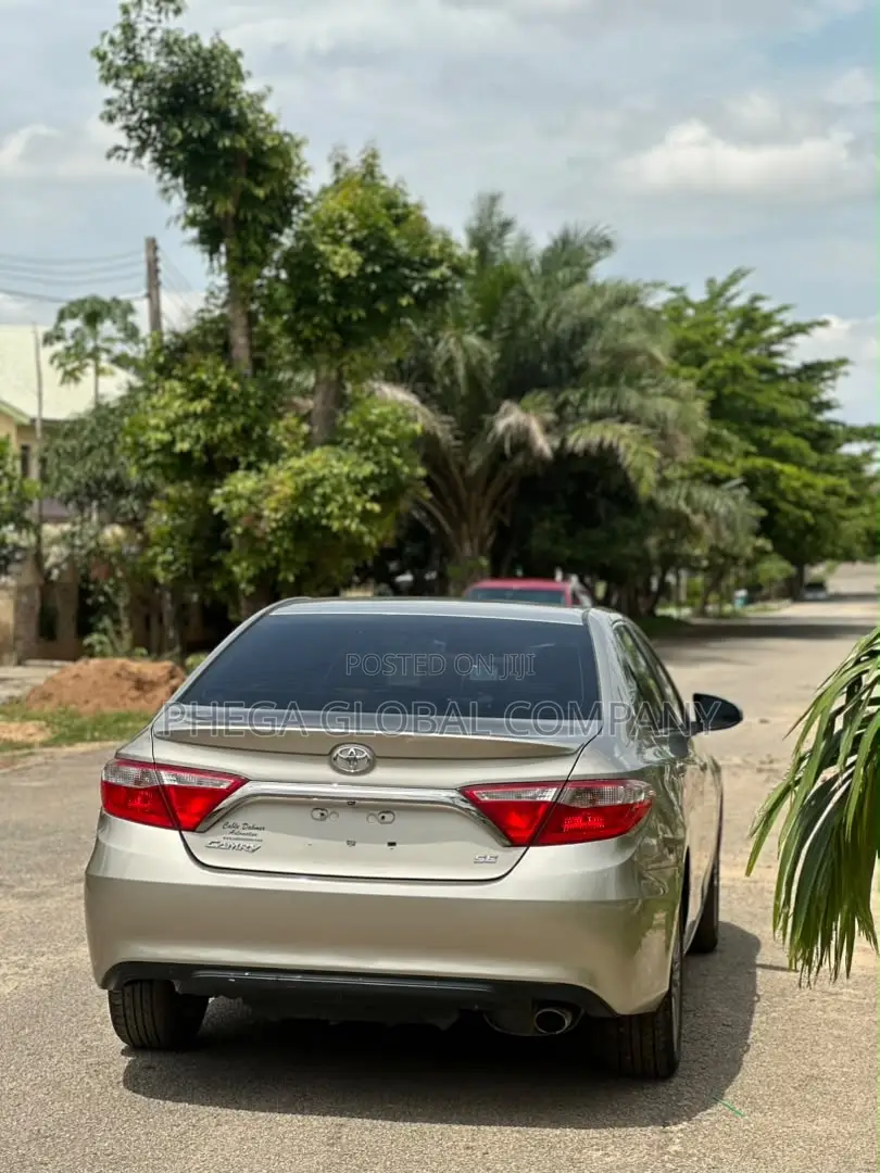 Toyota Camry SE 4dr Sedan (2.5L 4cyl 6A) 2015 Gold