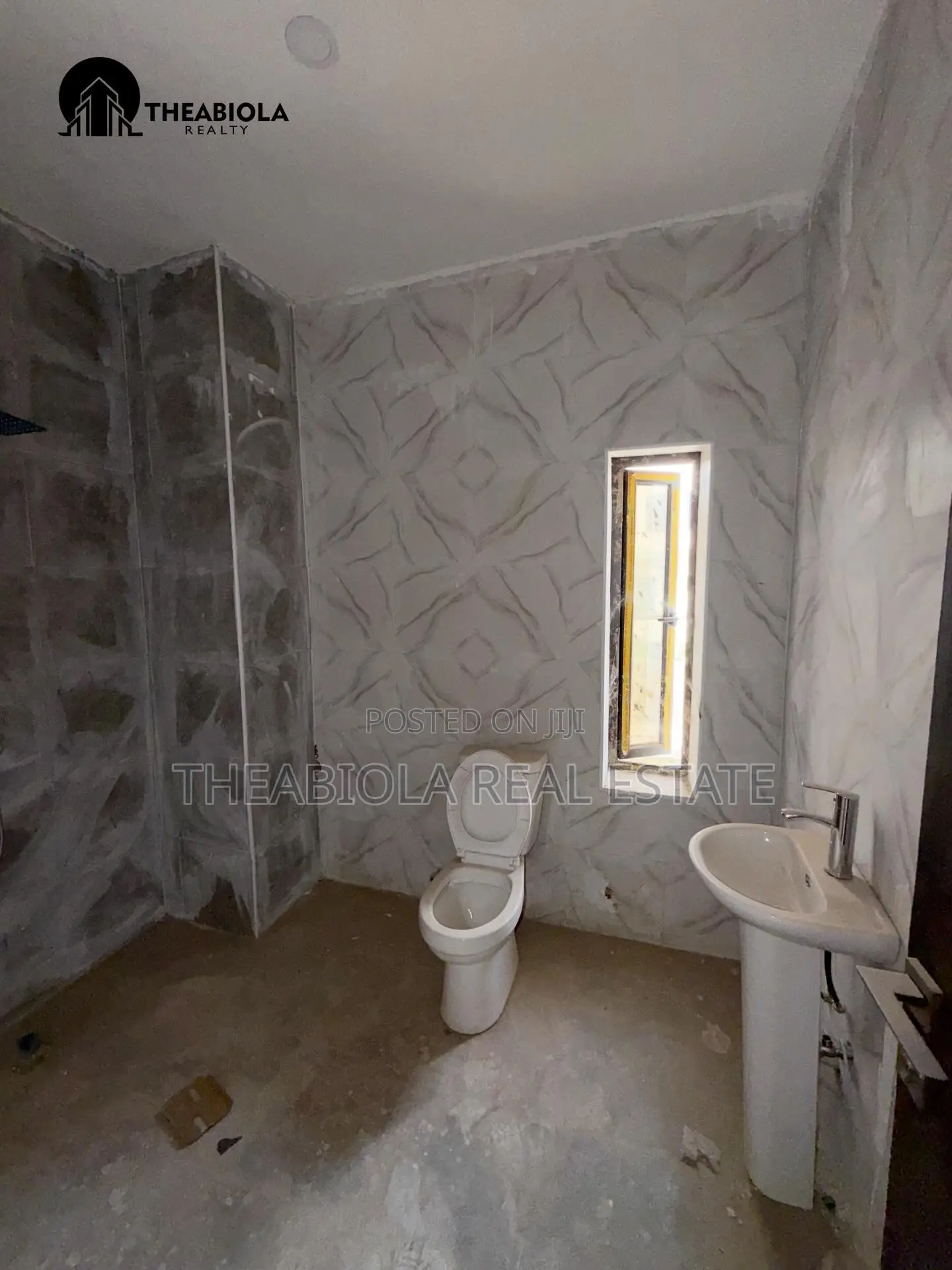 4bdrm Townhouse / Terrace in Garki Old Cbn for rent