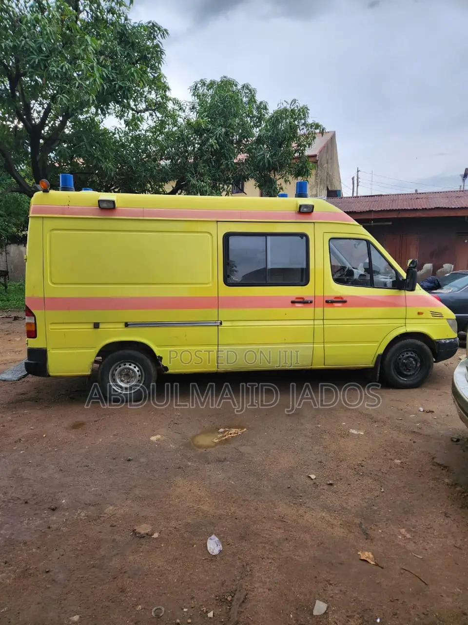 Mercedes-Benz 1824 1989 Yellow