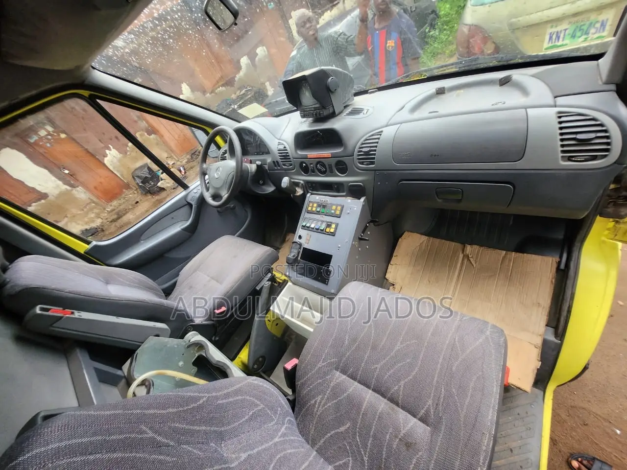 Mercedes-Benz 1824 1989 Yellow