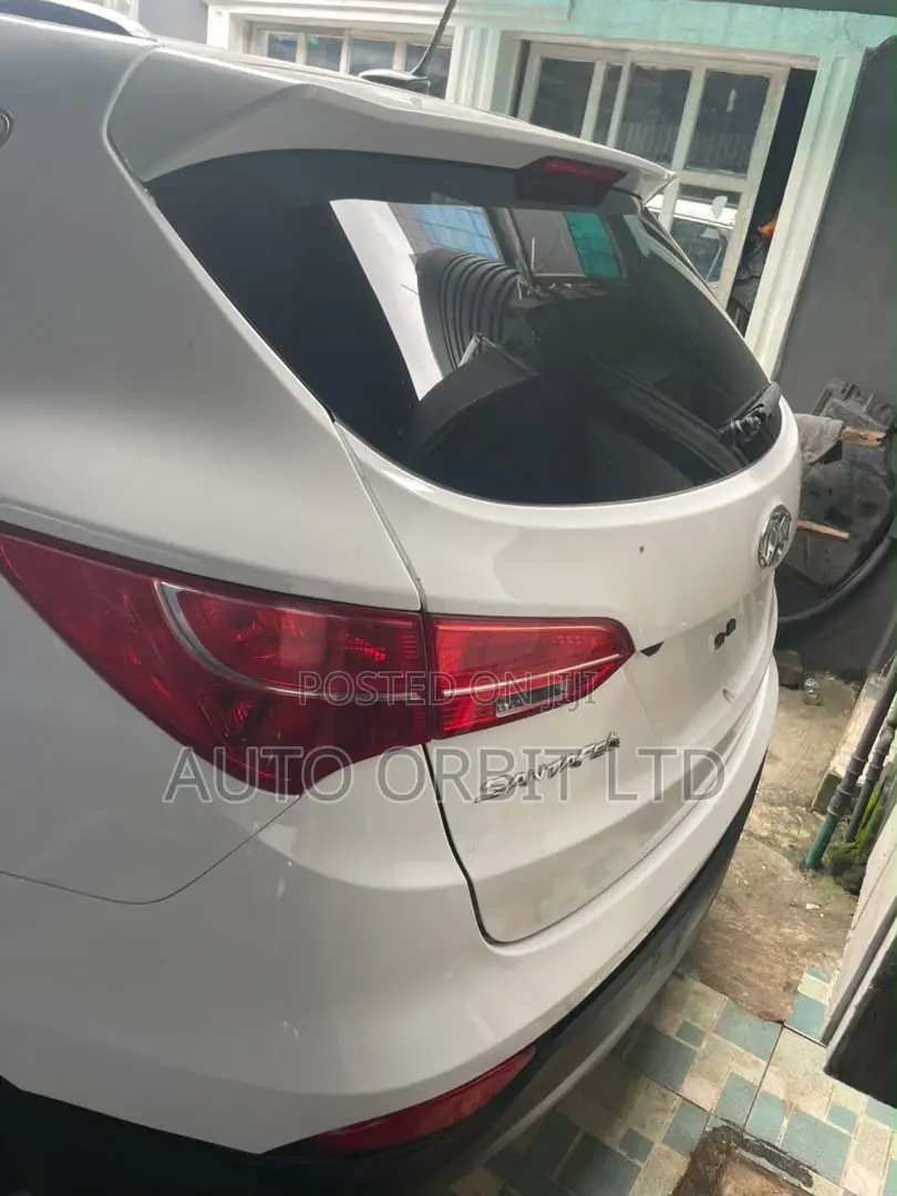 Hyundai Santa Fe SE 2012 White