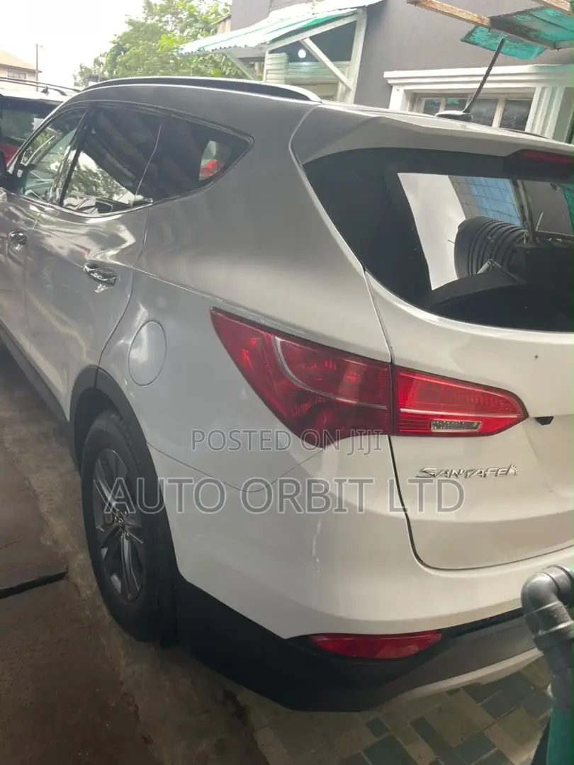 Hyundai Santa Fe SE 2012 White