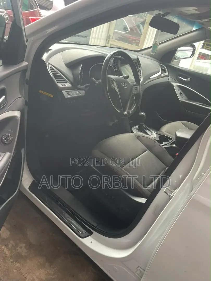 Hyundai Santa Fe SE 2012 White