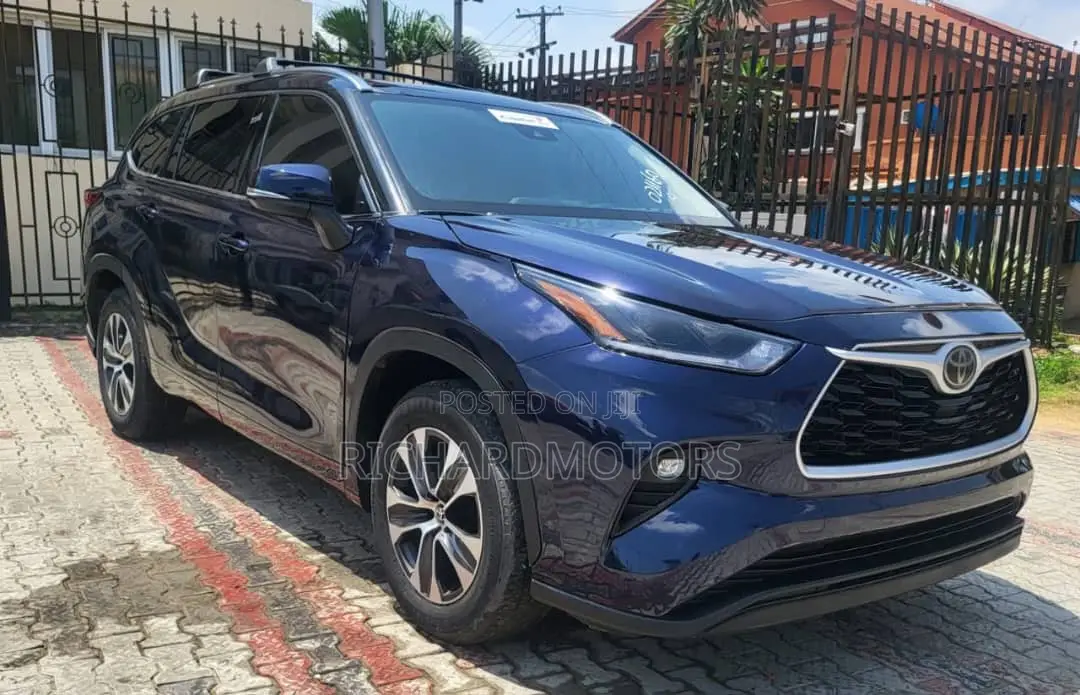 Toyota Highlander XLE 2021 Blue