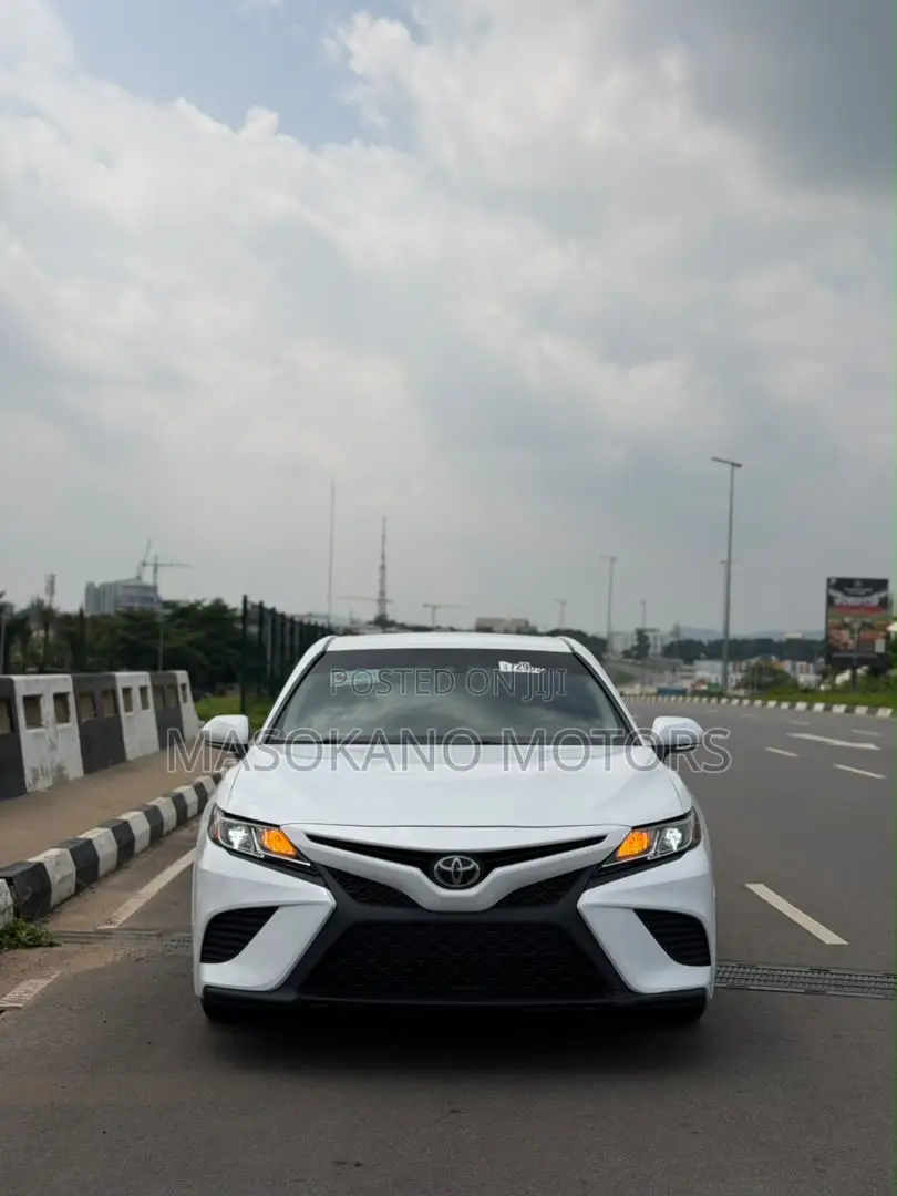 Toyota Camry SE FWD (2.5L 4cyl 8AM) 2018 White