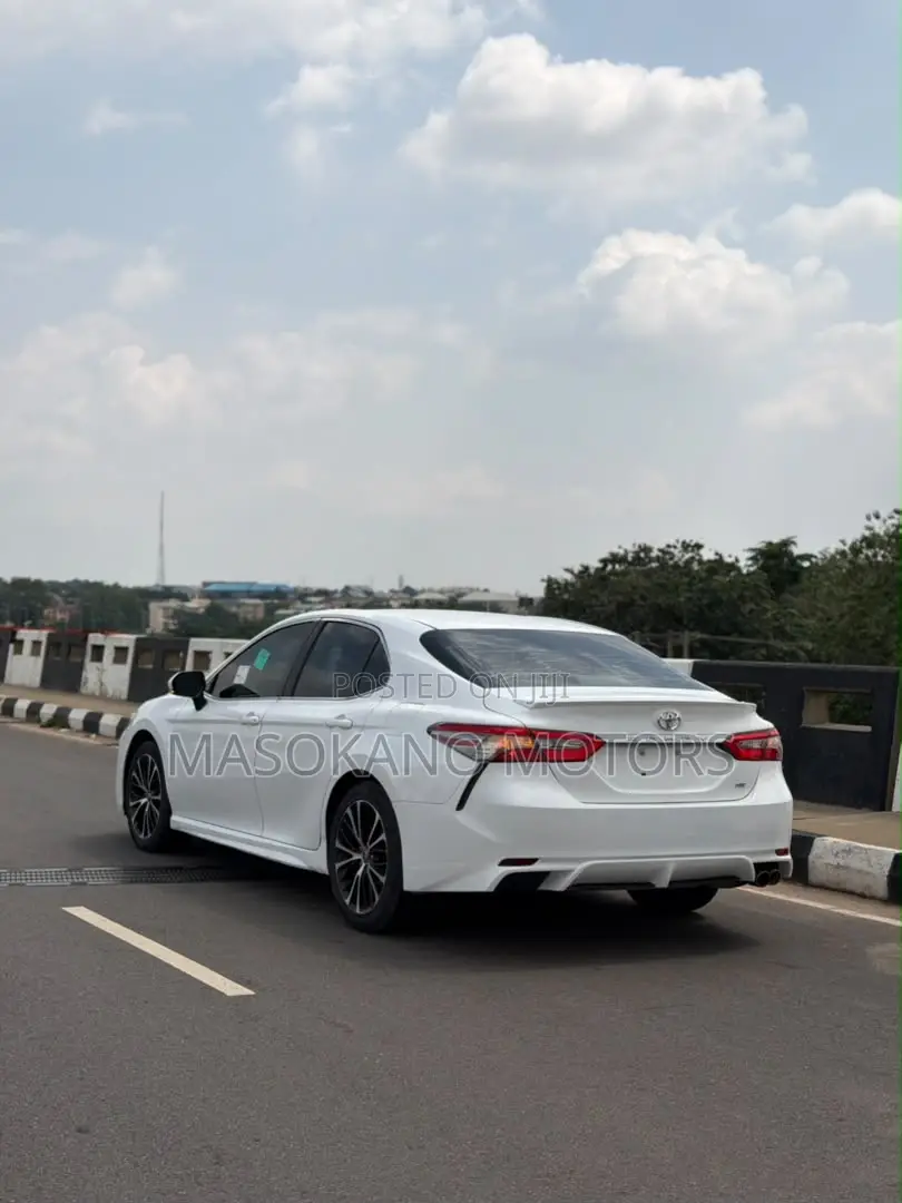 Toyota Camry SE FWD (2.5L 4cyl 8AM) 2018 White