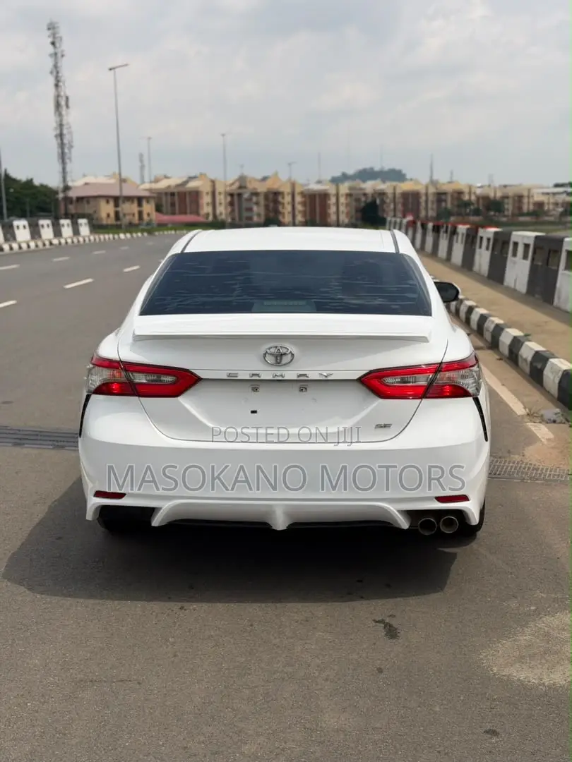 Toyota Camry SE FWD (2.5L 4cyl 8AM) 2018 White