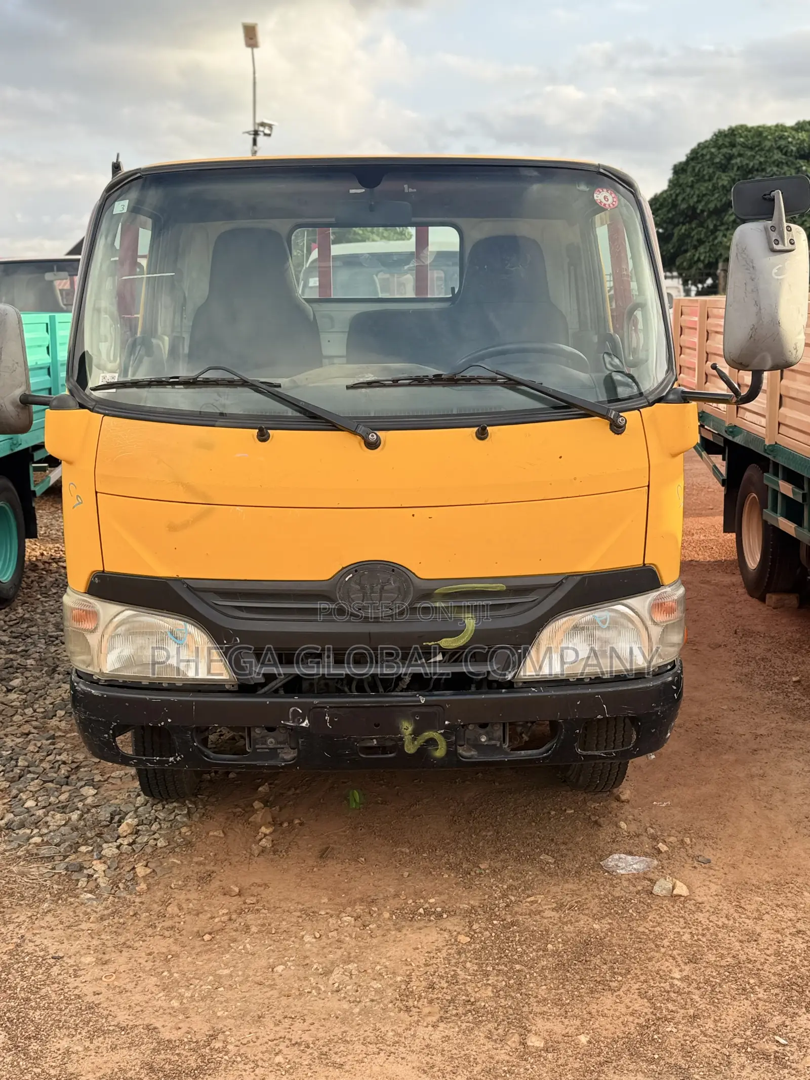 Toyota Dyna 200 Truck 2002 Yellow