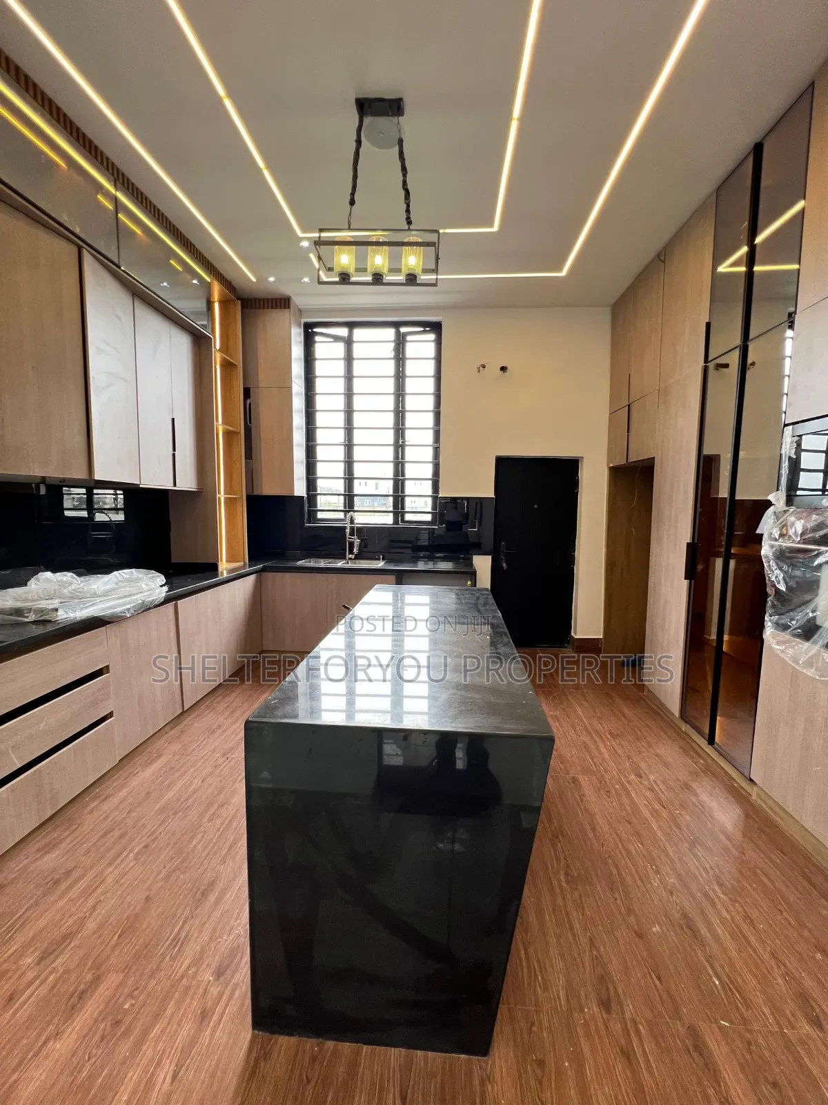 5bdrm House in Off Lekki-Epe Expressway for sale