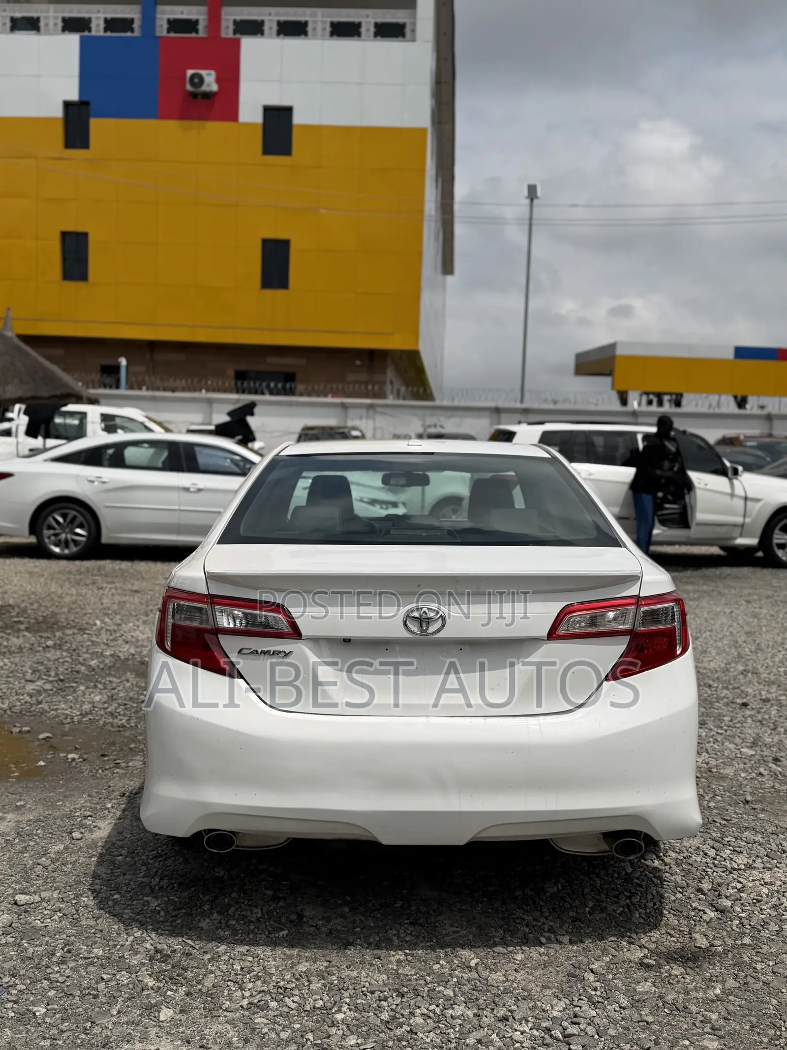 Toyota Camry XLE V6 4dr Sedan (3.5L 6cyl 6A) 2013 White