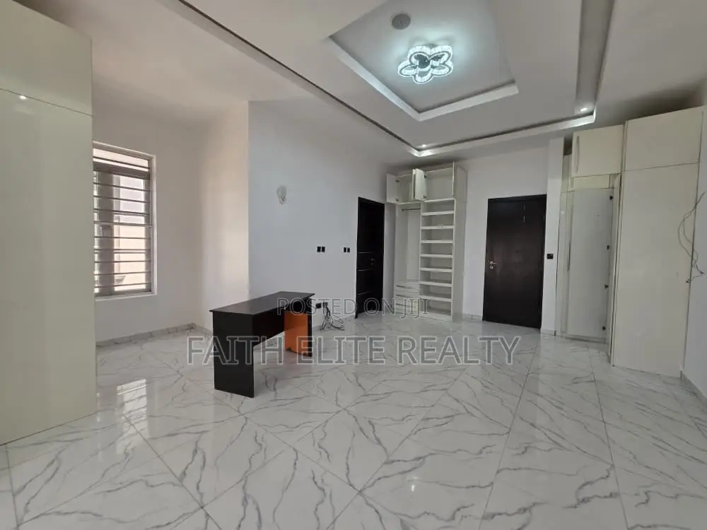 4bdrm Duplex in Chevron for rent
