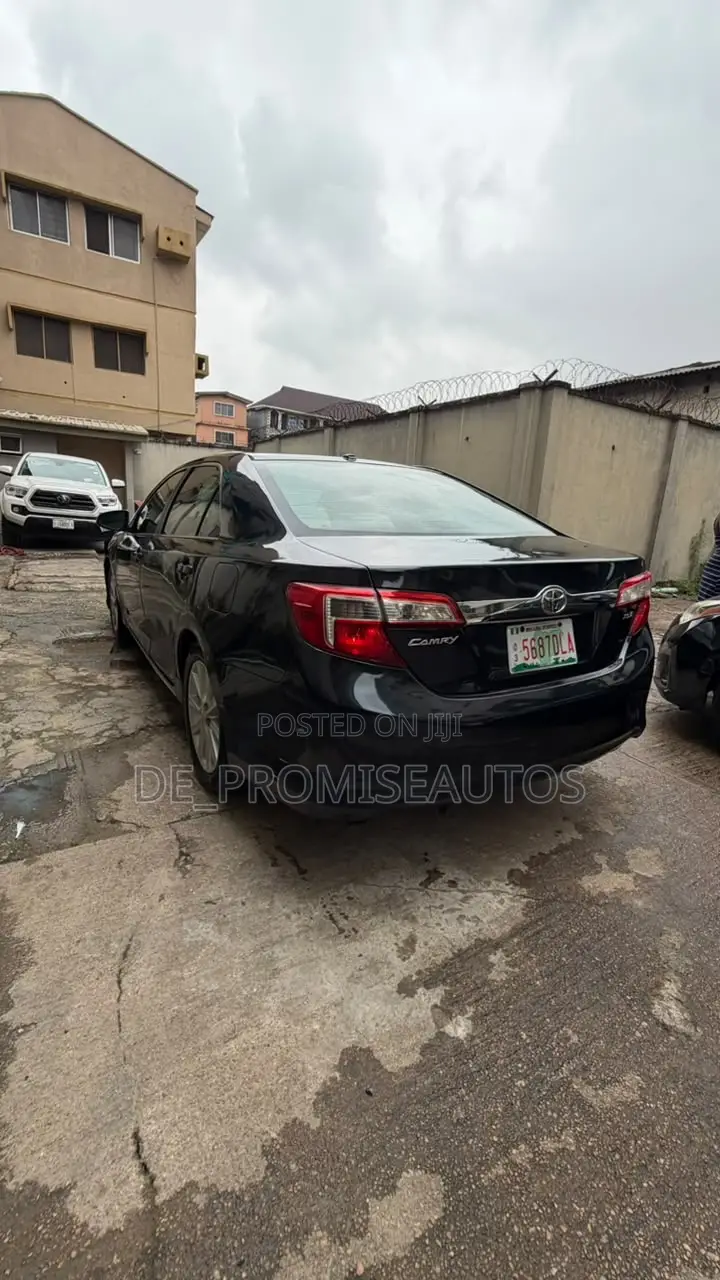 Toyota Camry XLE V6 4dr Sedan (3.5L 6cyl 6A) 2013 Gray