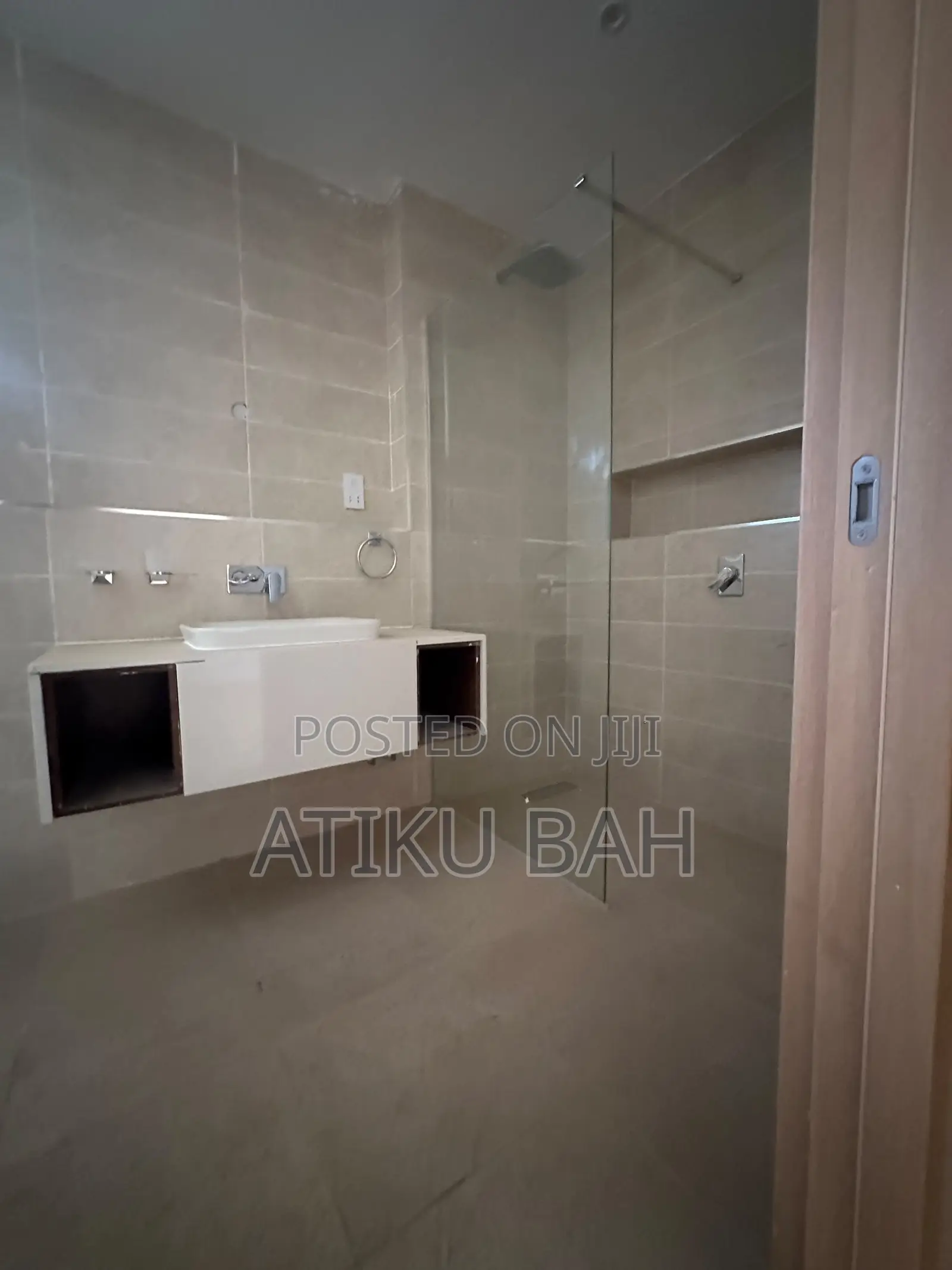 5bdrm Villa in Life Camp for sale